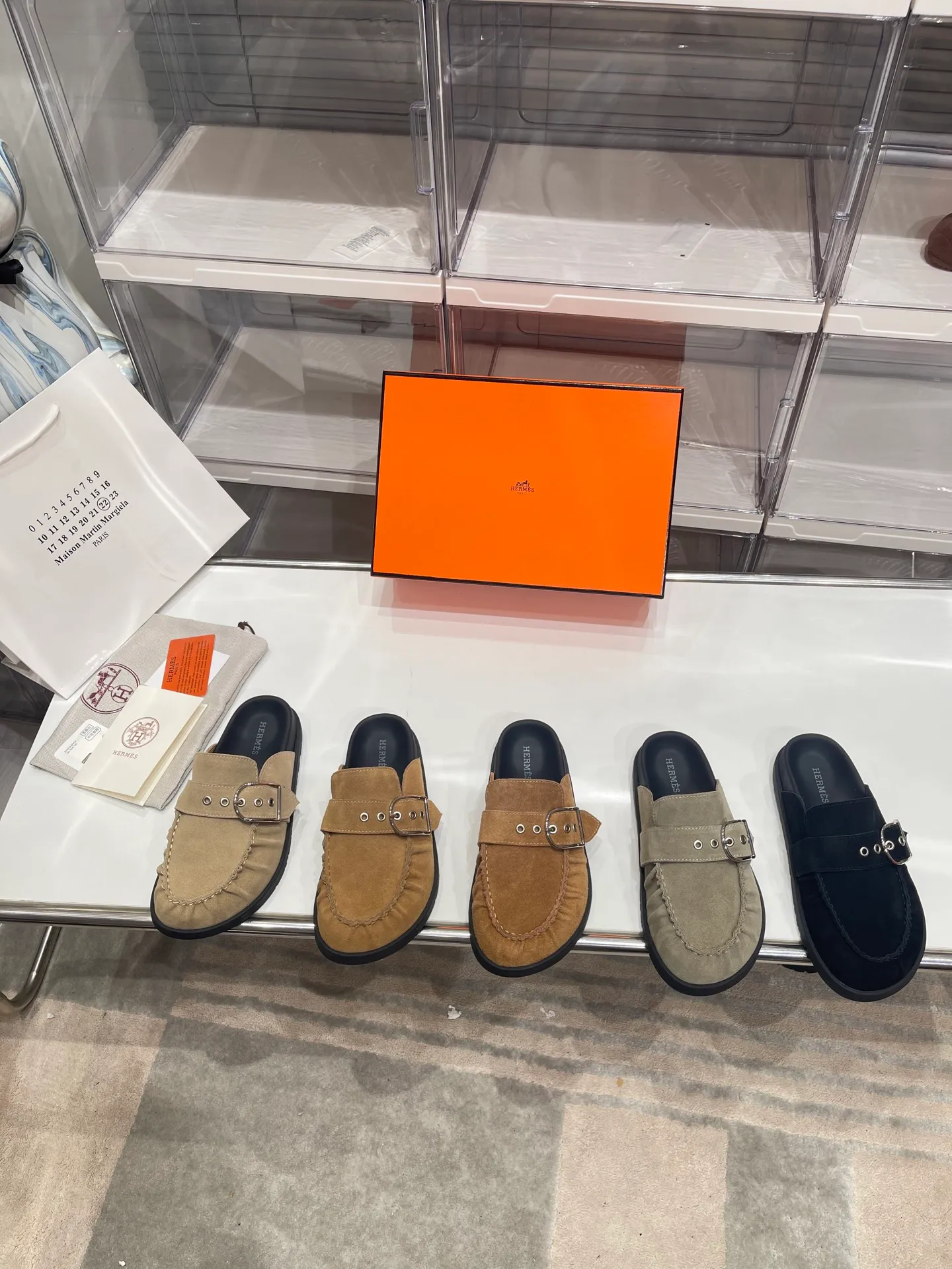 [H Family Hermès] P: 540💰 Size: Male 39-44 (45 46 customized) Female 35-40 (41 42 customized) HERMES Hermès latest kelly buckle couple style Birkenstock slippers, classic family language design! It looks good no matter how you match it! Casual and high-end feeling, the comfort is also great, paired with a variety of colorful socks, it gives a trendy and high-end feel ●Upper: imported cow suede ●Inner: imported sheepskin ●Foot pads: imported mixed sheepskin ●Outsole: Tpu non-slip and wear-resistant outsole